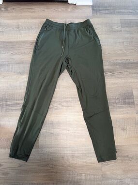 ALO Yoga Men's Olive Jogger Sweatpants - Dark Olive Green